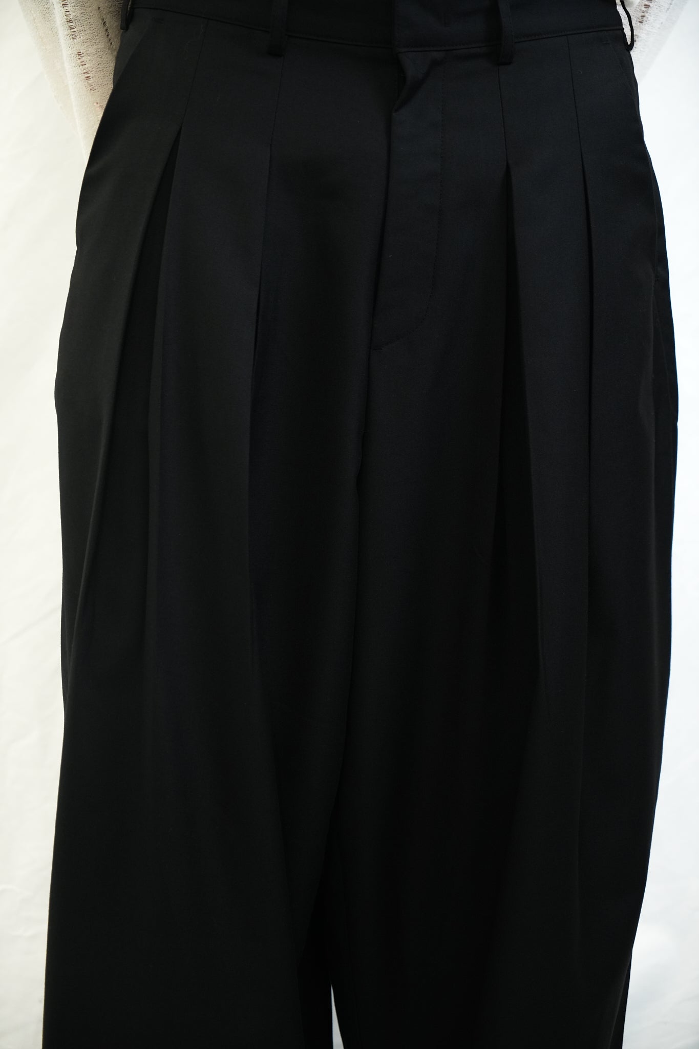 BLACK PLEATED TROUSERS