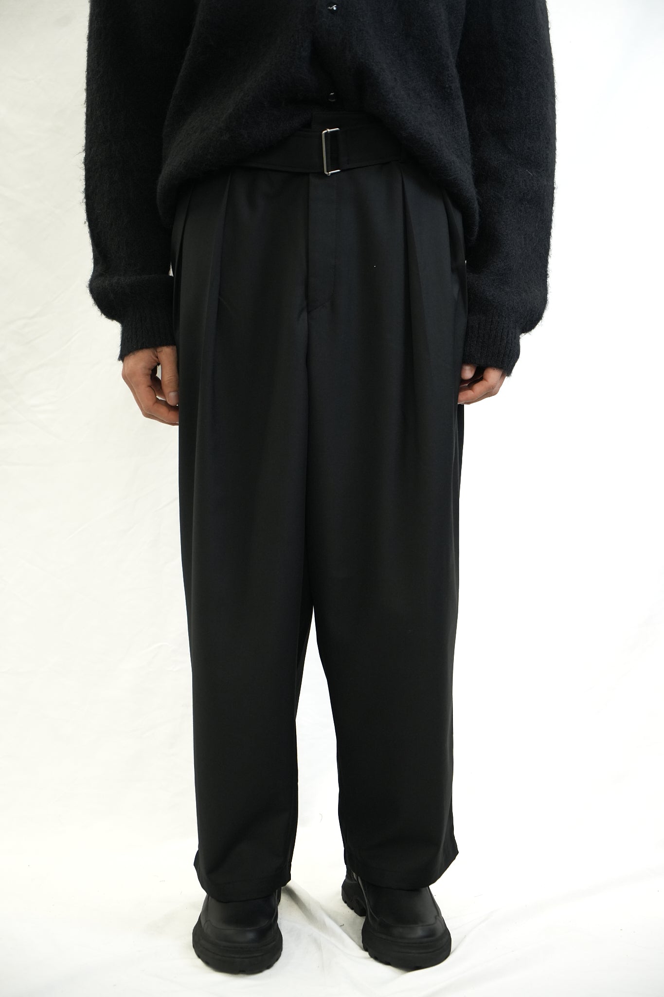 BLACK LOOSE TAPERED TROUSERS