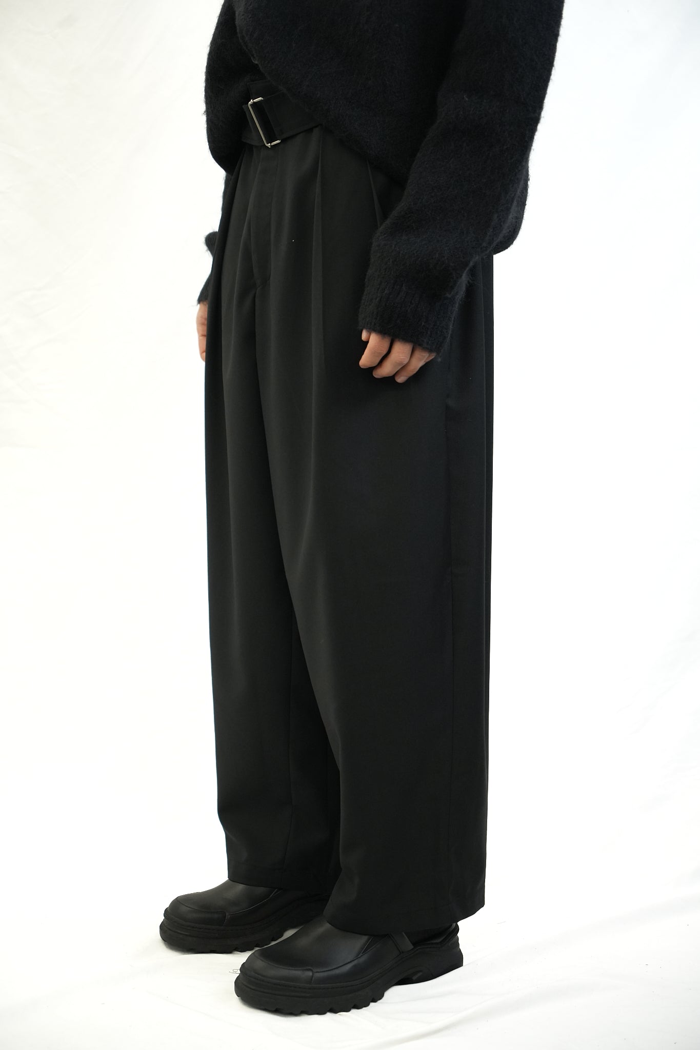 BLACK LOOSE TAPERED TROUSERS