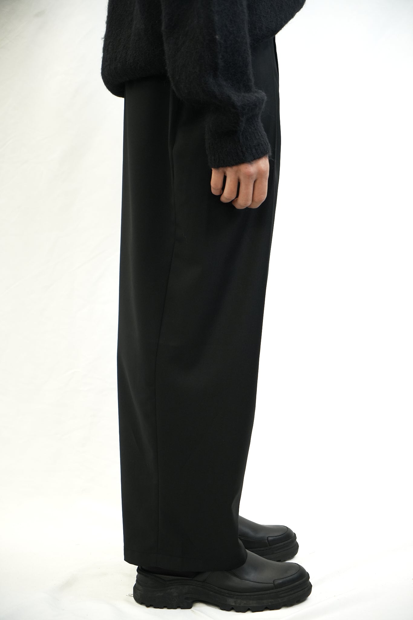 BLACK LOOSE TAPERED TROUSERS