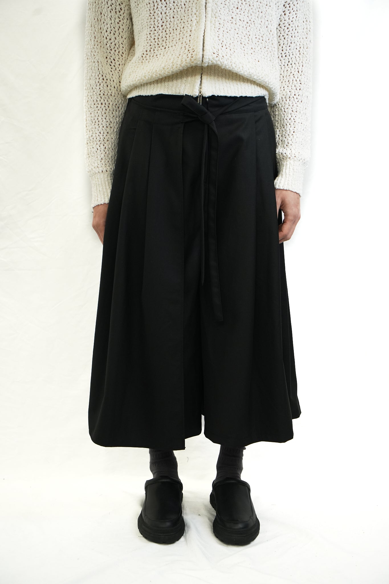 BLACK TIE FRONT FLARED CROPPED TROUSERS
