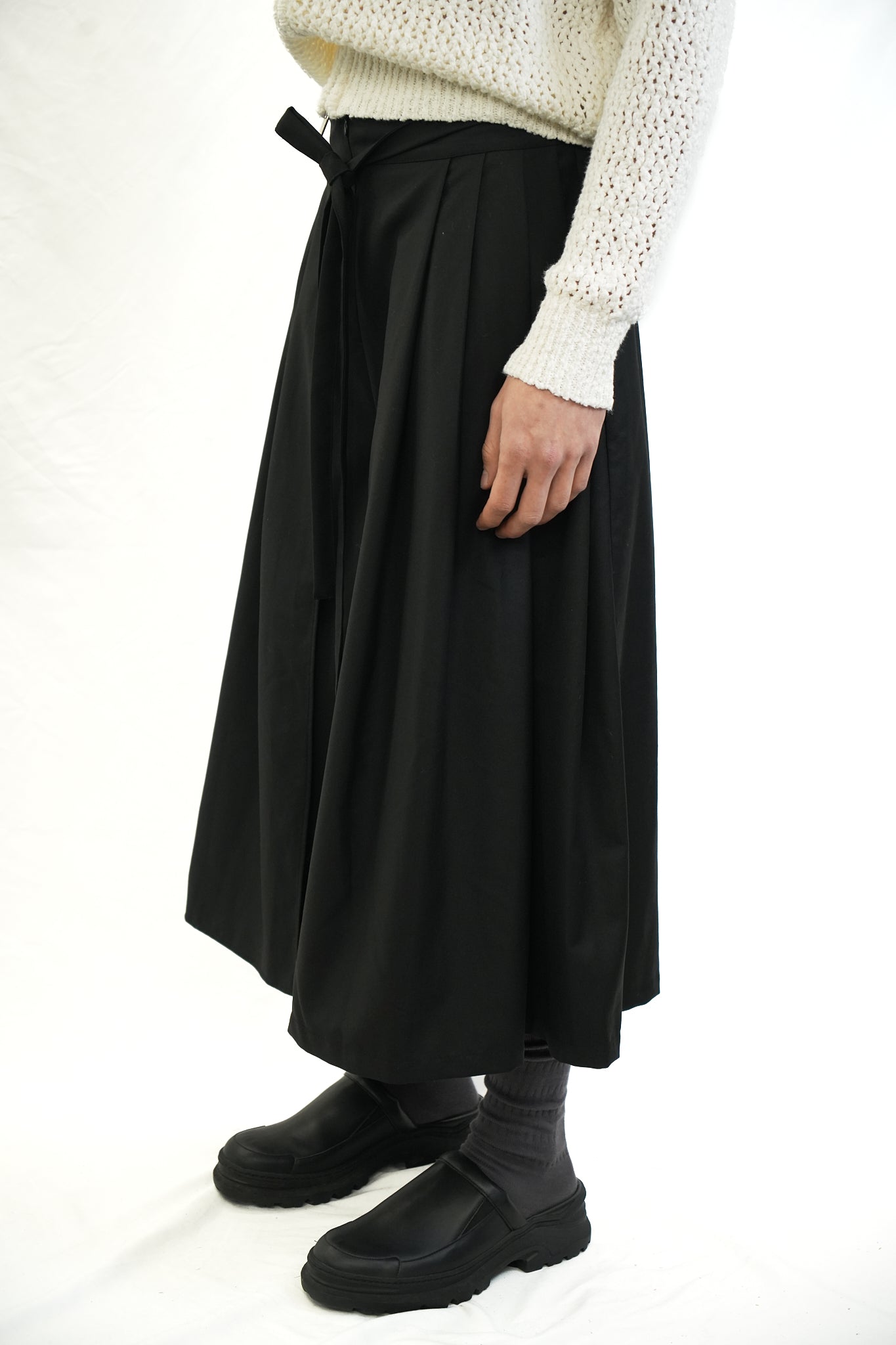 BLACK TIE FRONT FLARED CROPPED TROUSERS