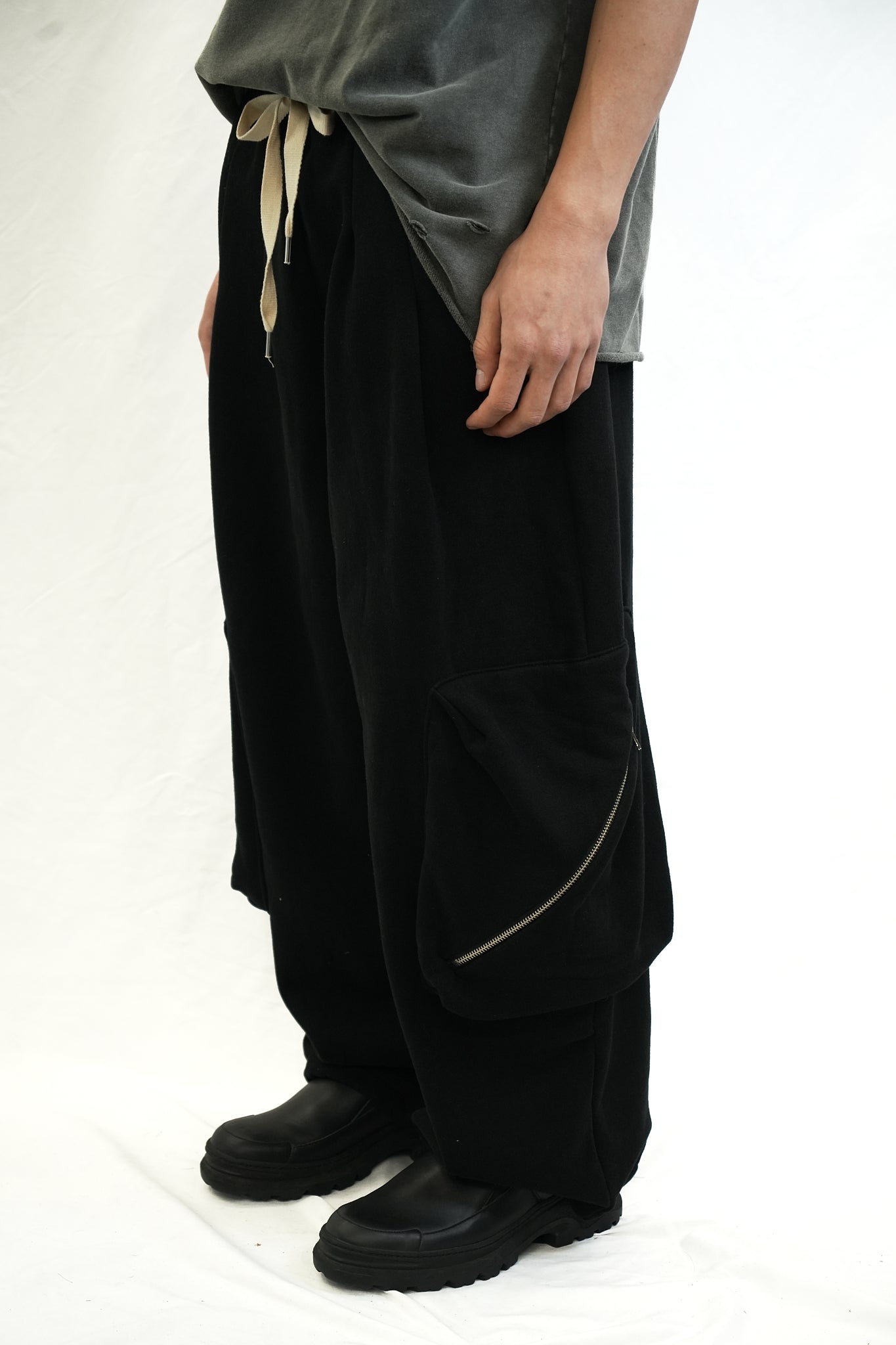 DRAWSTRING CARGO SWEATPANTS