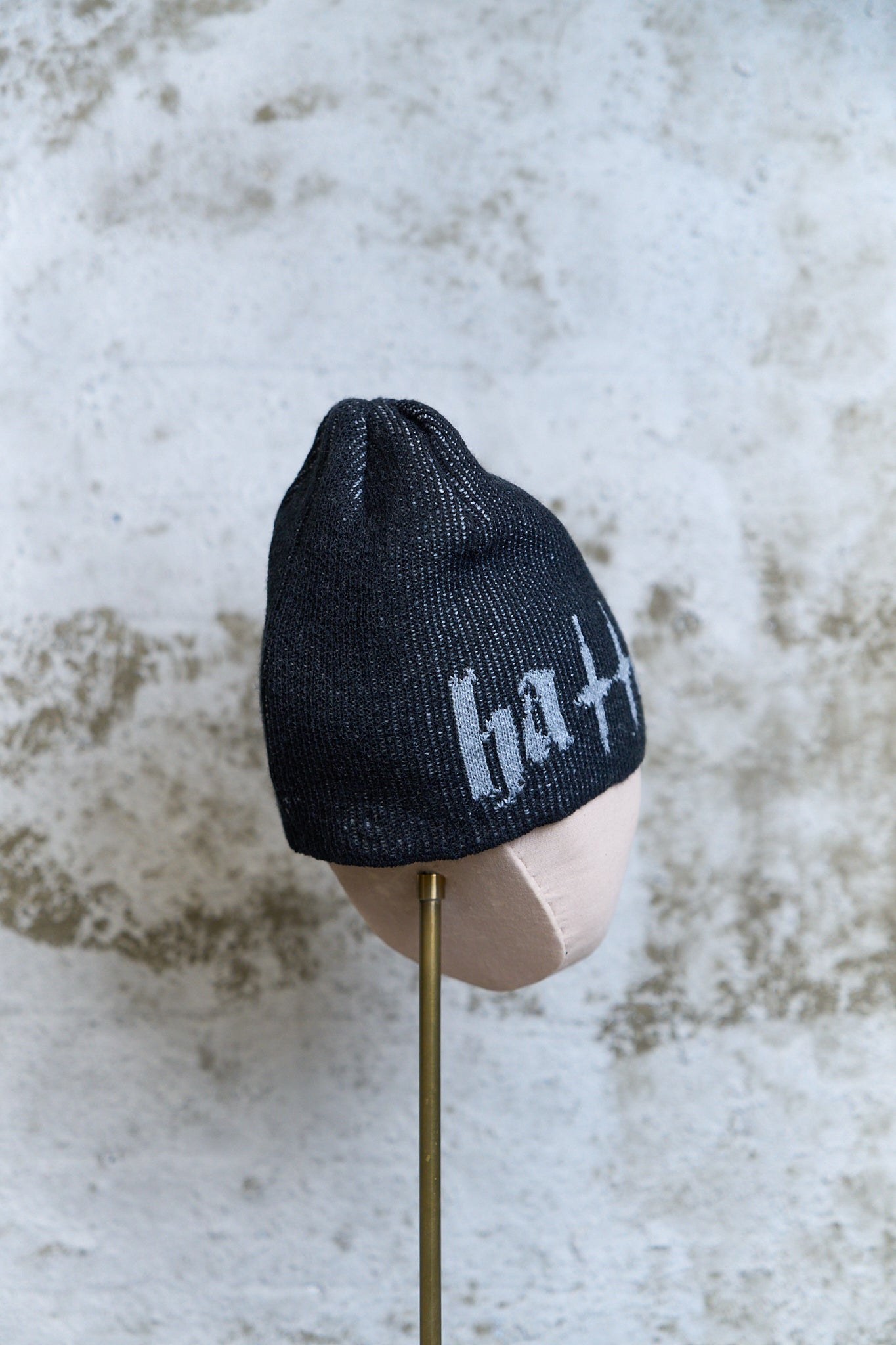 GRAPHIC LOGO KNIT BEANIE — BLACK