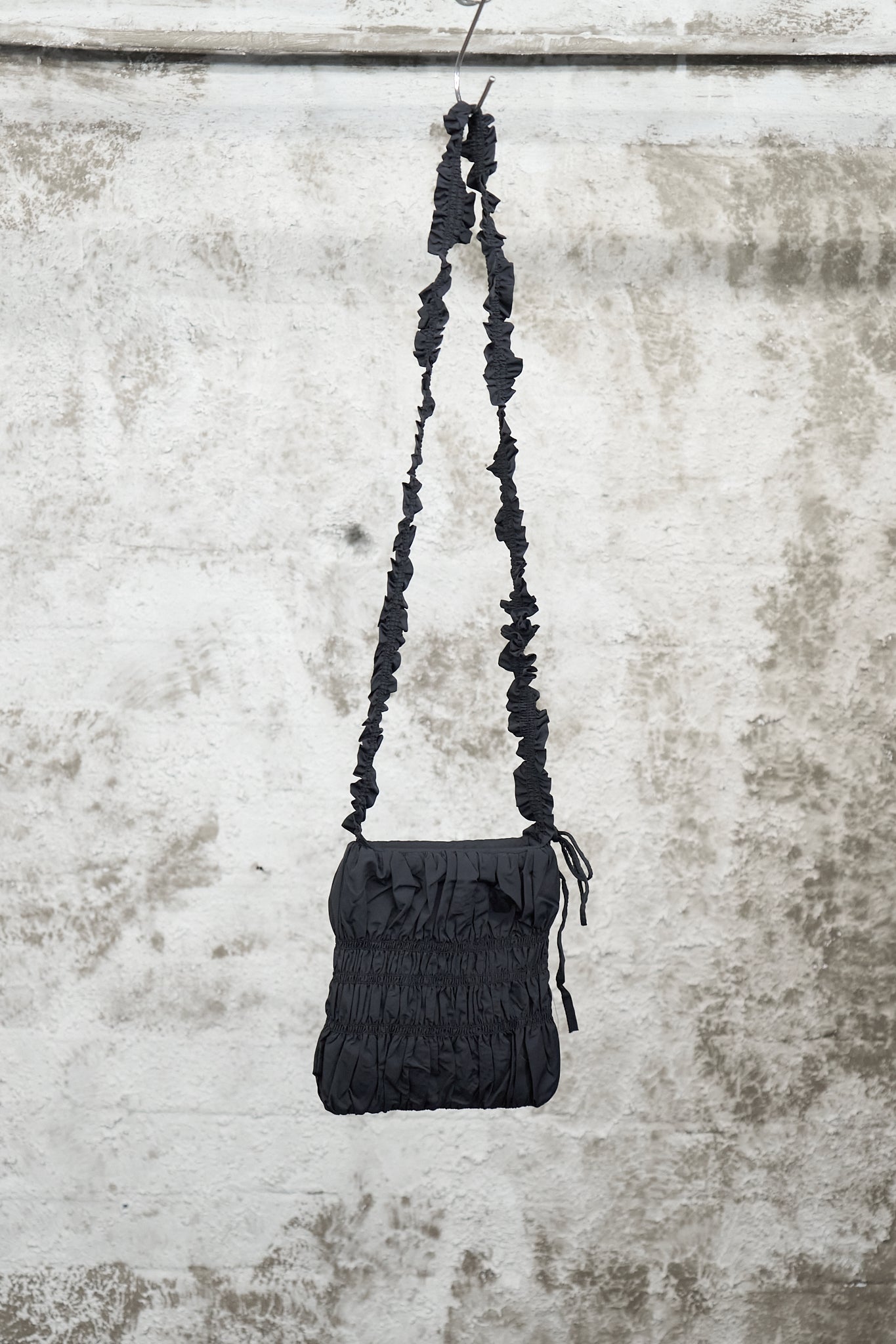 BLACK RUCHED CROSSBODY BAG