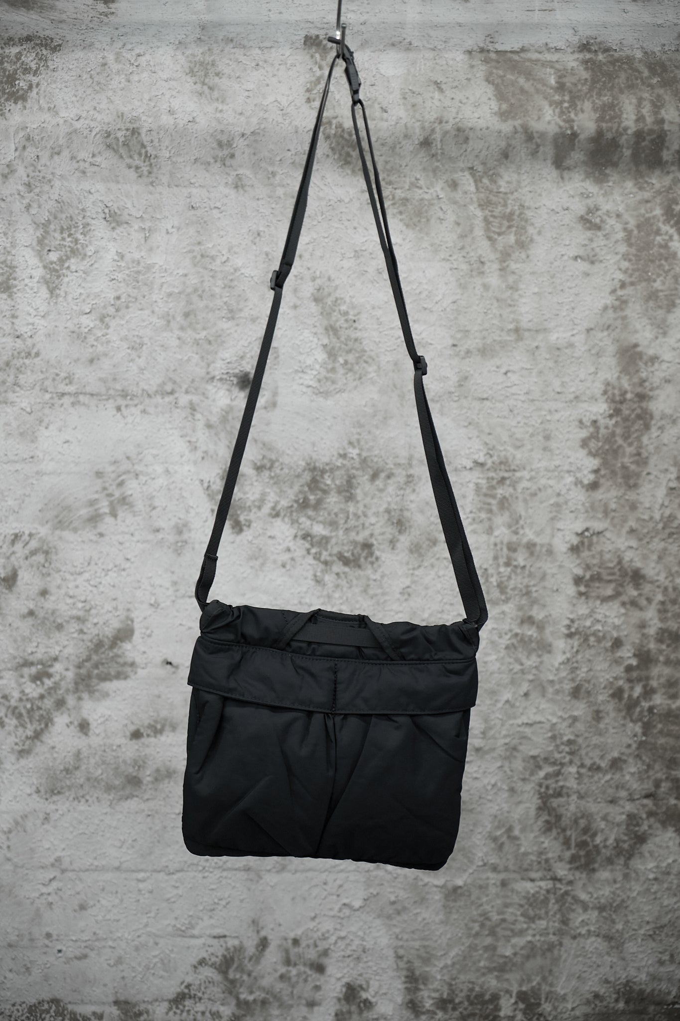 BLACK PADDED CROSSBODY BAG