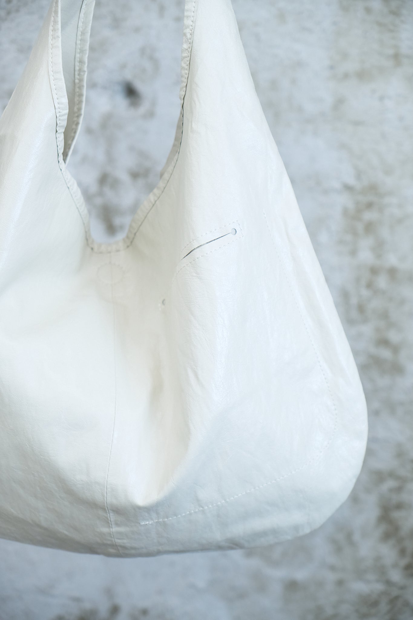 WHITE TRIANGLE SHOULDER BAG