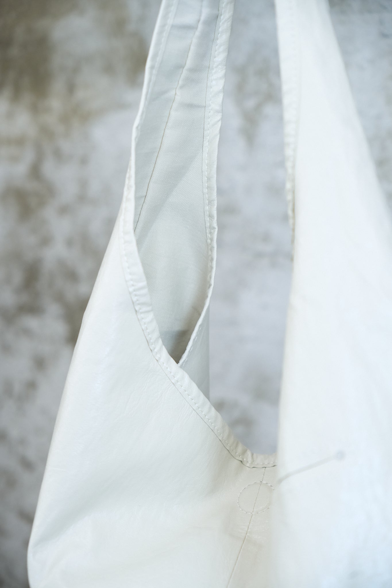 WHITE TRIANGLE SHOULDER BAG