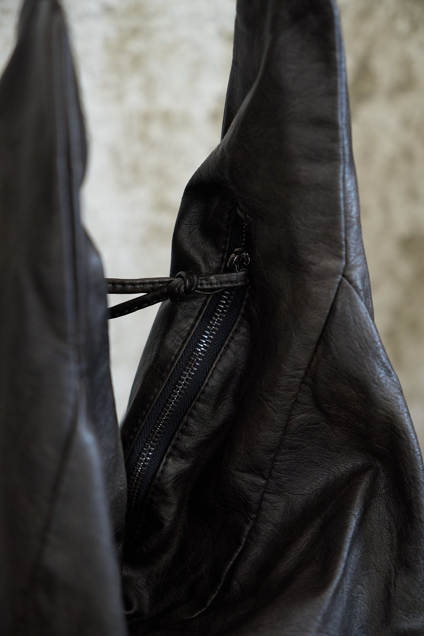 BLACK SLING HOBO BAG