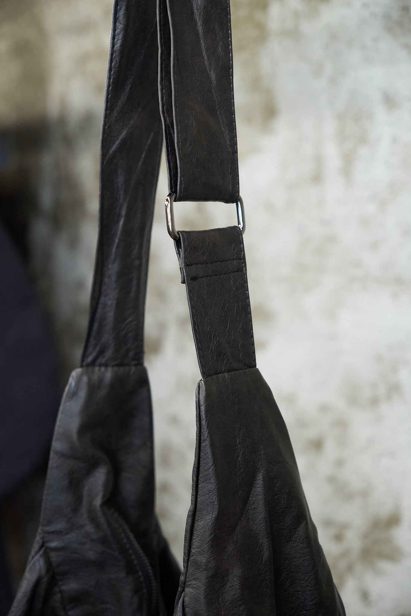 BLACK SLING HOBO BAG
