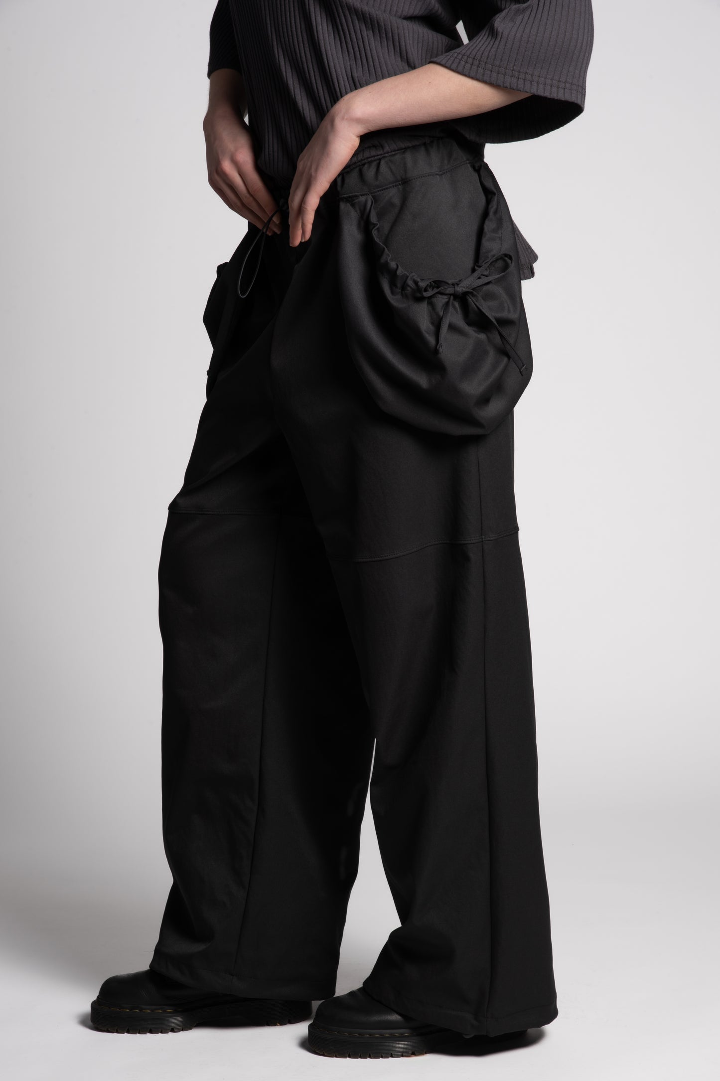 BLACK WIDE POCKET PANTS