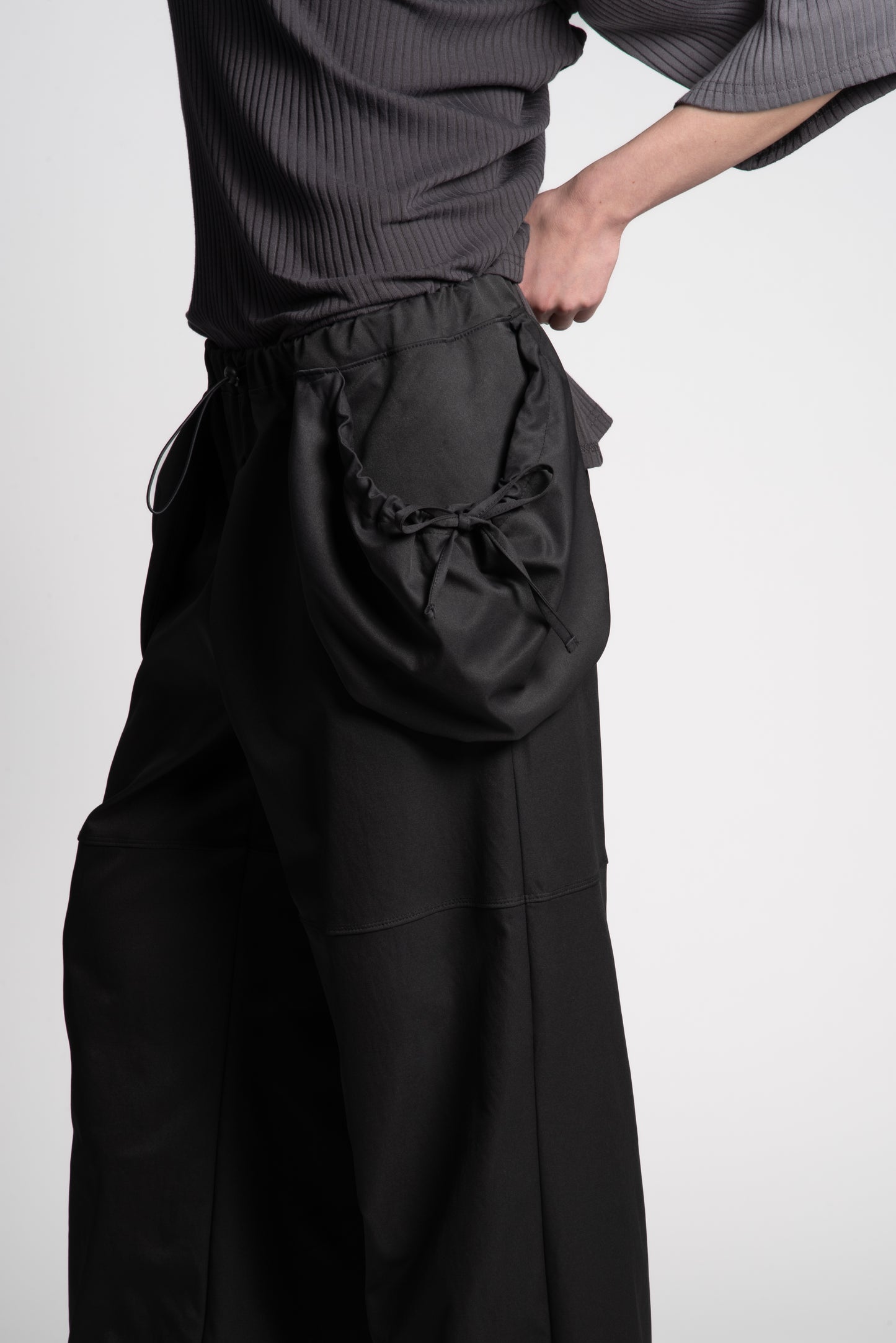 BLACK WIDE POCKET PANTS
