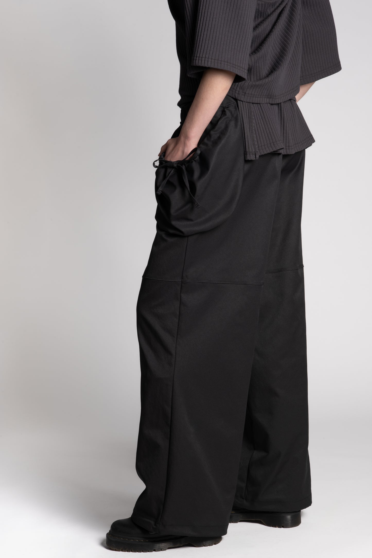 BLACK WIDE POCKET PANTS