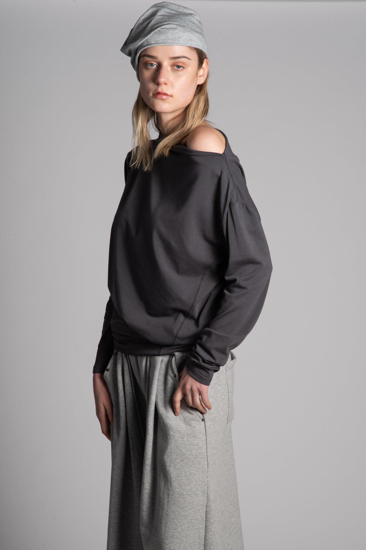 ONE SHOULDER GREY TOP