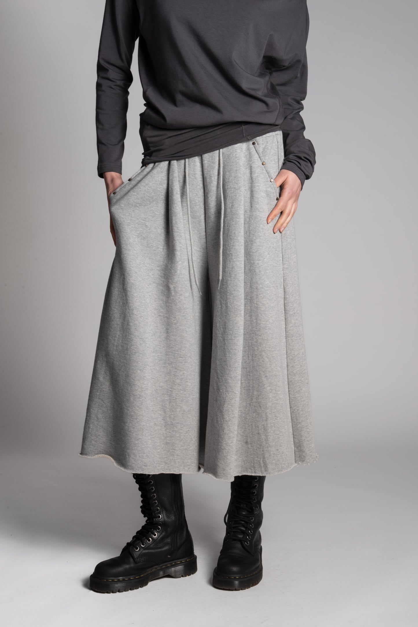 GREY BERMUDA SWEATPANTS