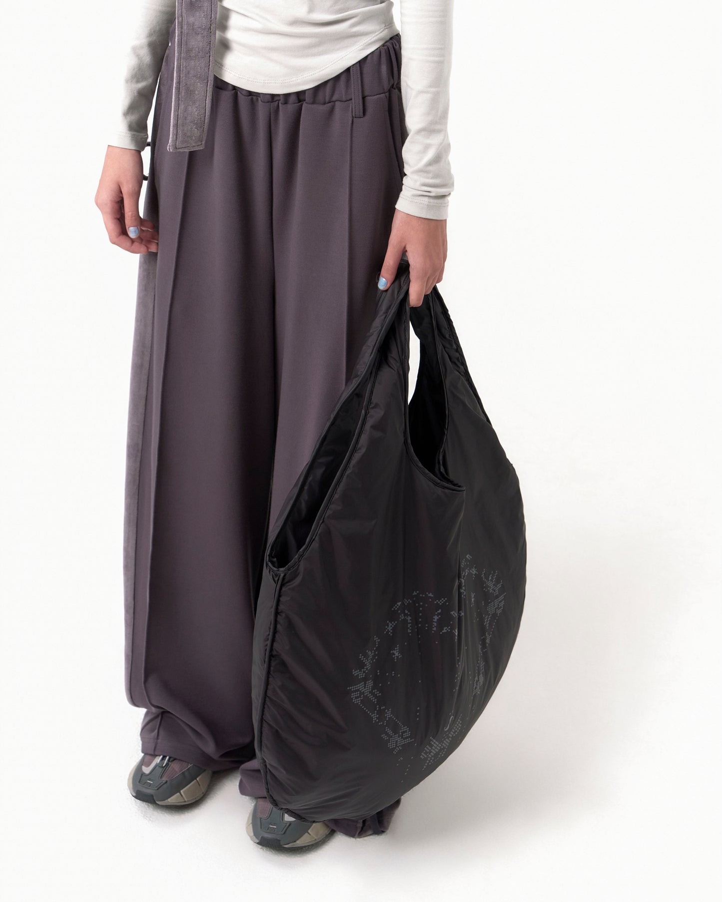 REVERSIBLE GRAPHIC PADDED BAG BLACK