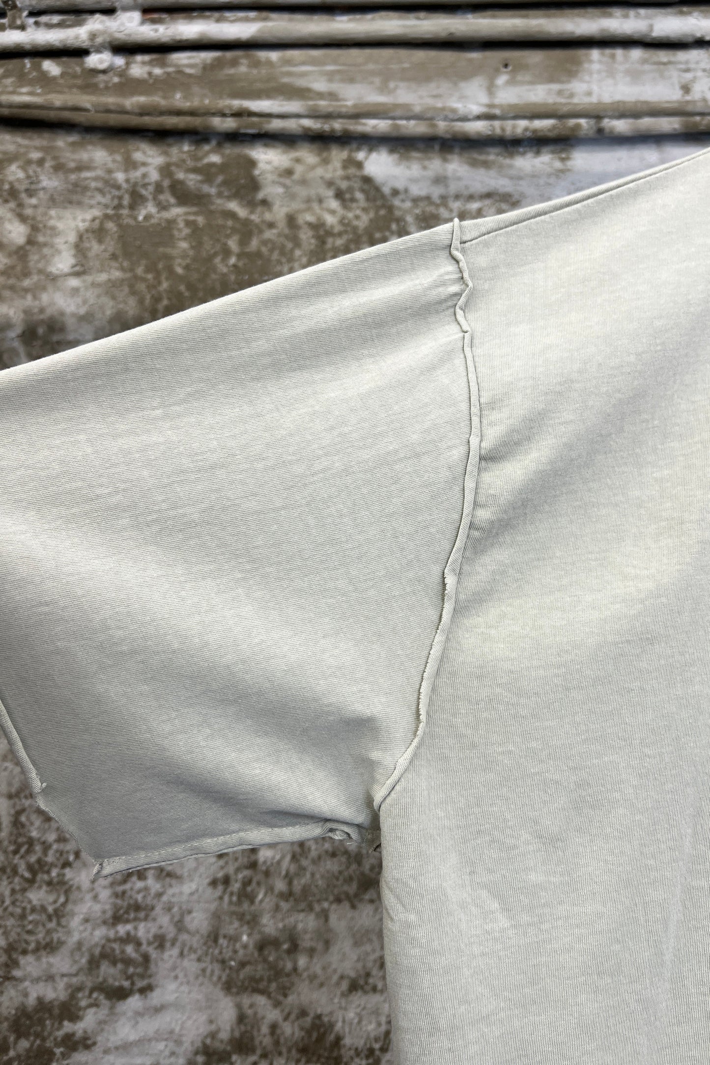 SEAM DETAIL TEE GREY GREEN