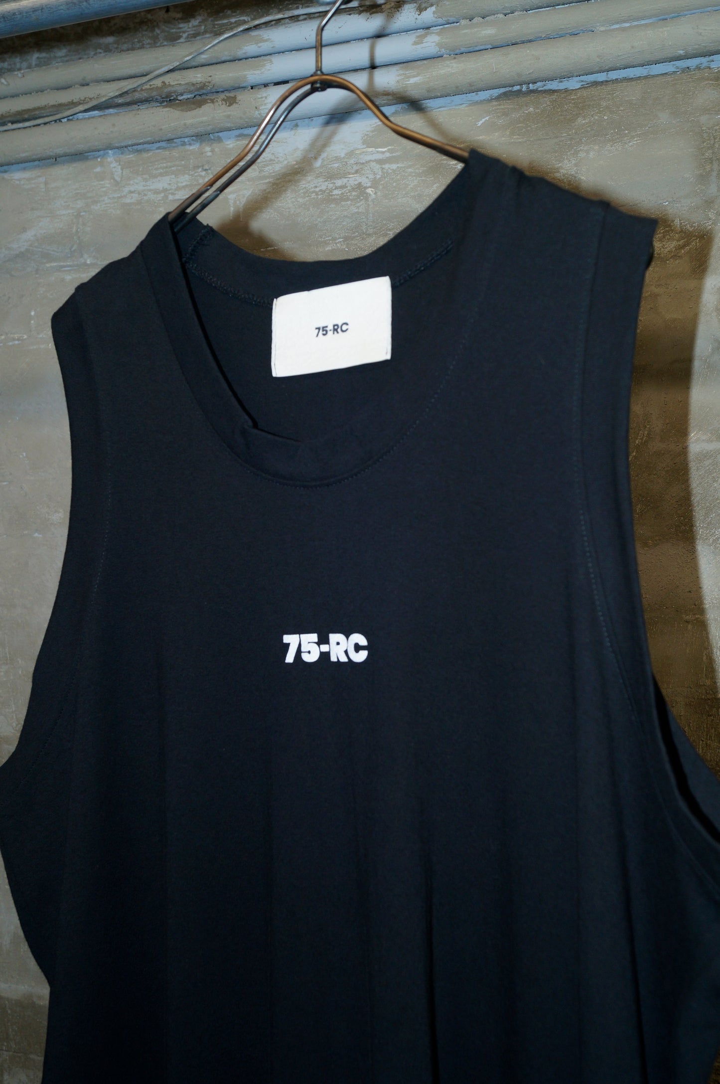 ESSENTIAL LOGO TANK BLACK