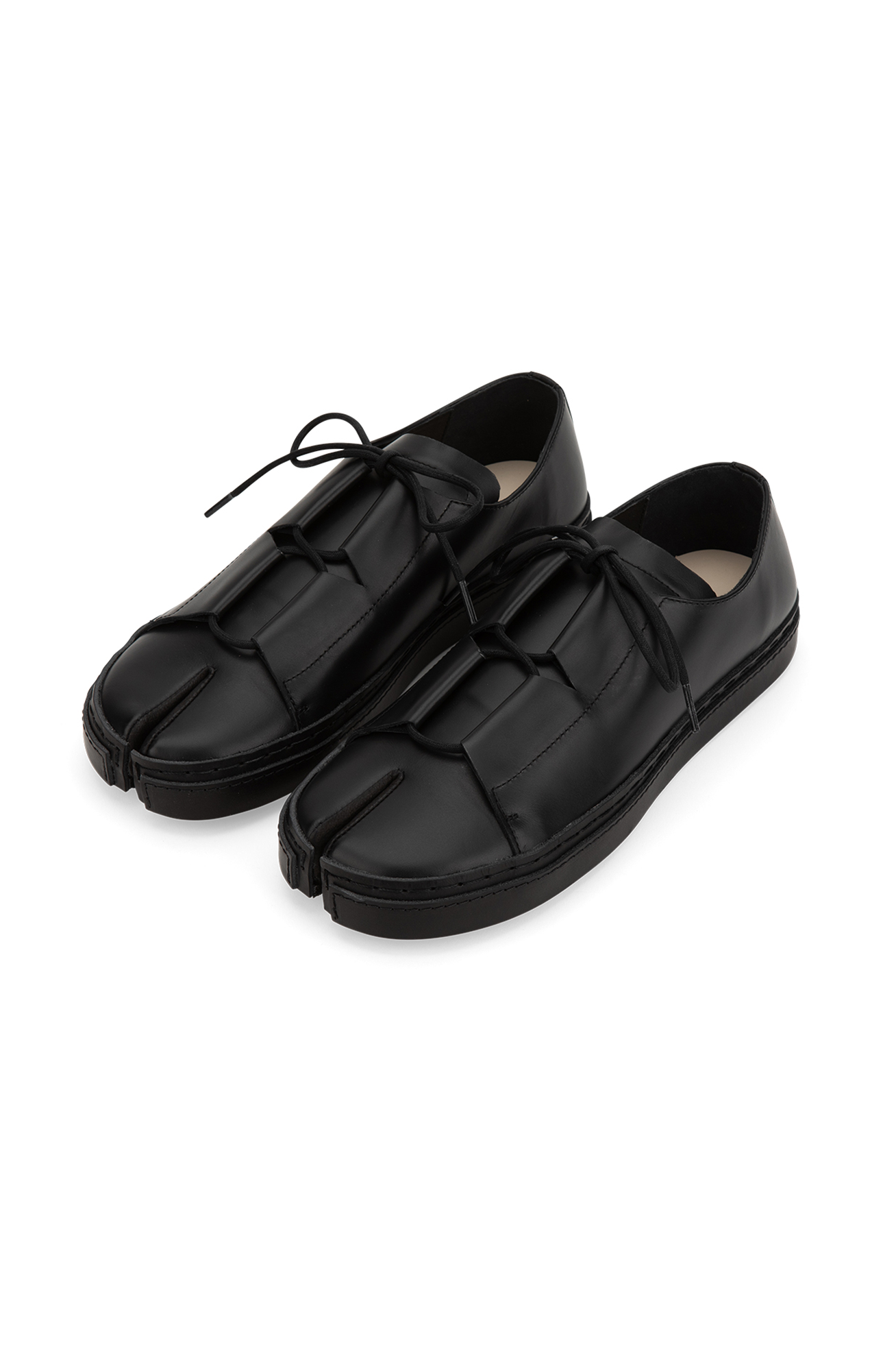RYOMA TABI TOE BLACK LEATHER FLATS