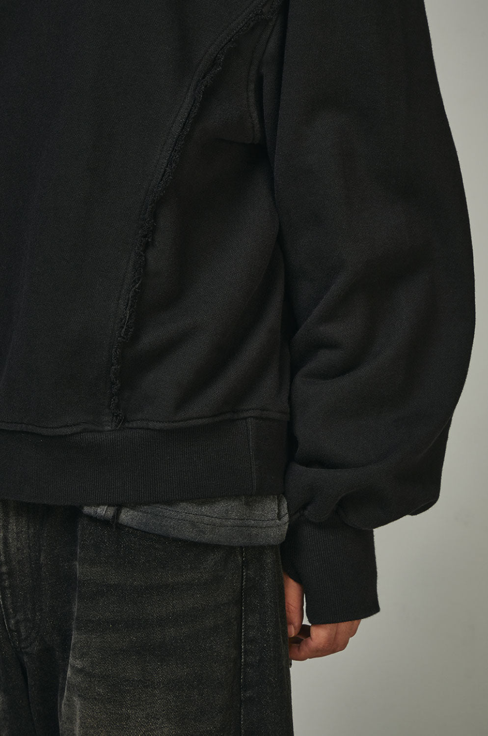 BLR OVER FIT RAW CUT LINE SWEATSHIRTS BLACK