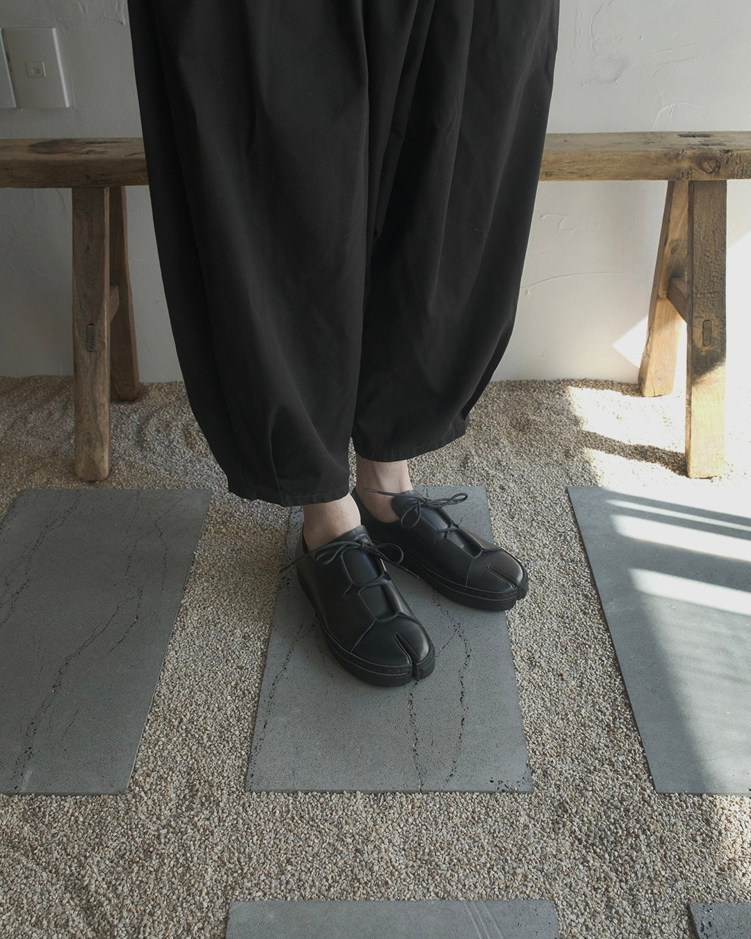 RYOMA TABI TOE BLACK LEATHER FLATS