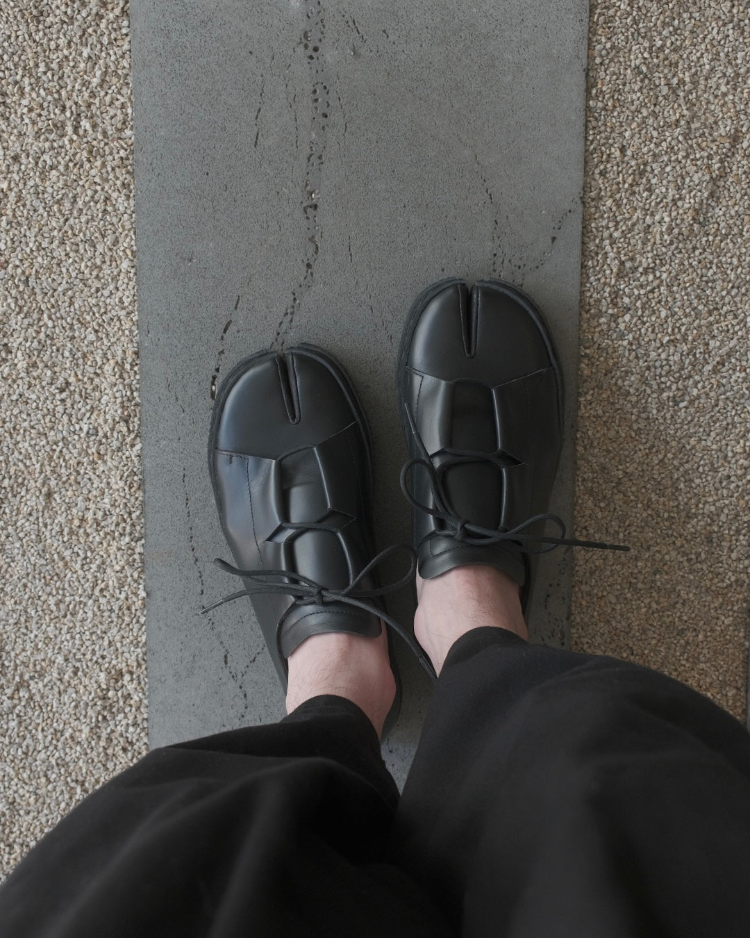 RYOMA TABI TOE BLACK LEATHER FLATS