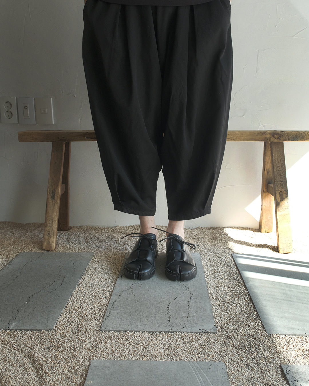 RYOMA TABI TOE BLACK LEATHER FLATS