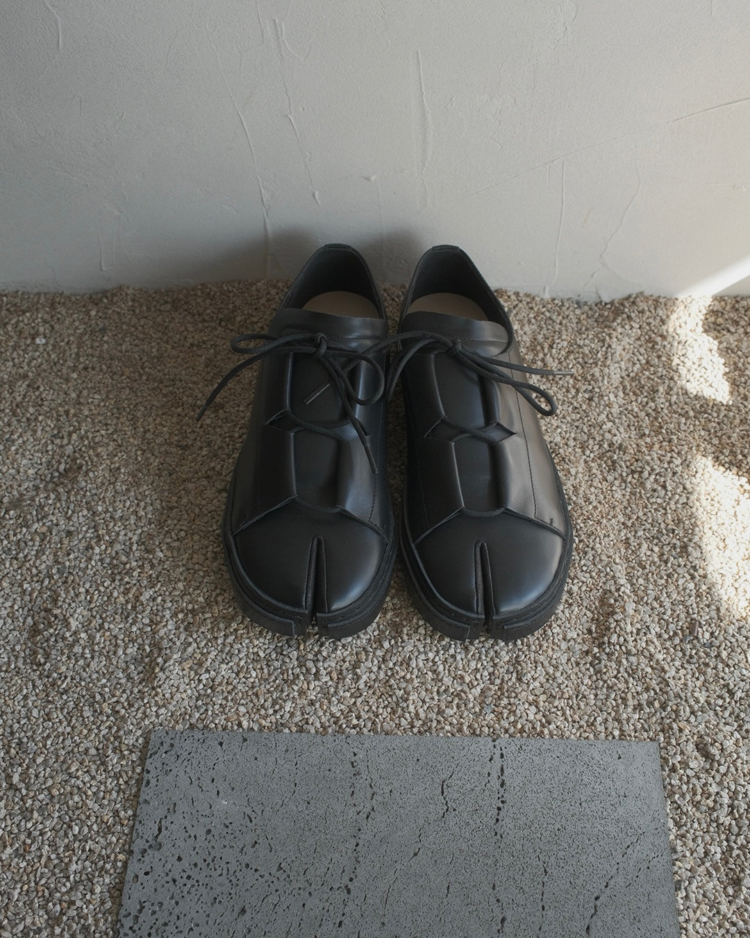 RYOMA TABI TOE BLACK LEATHER FLATS