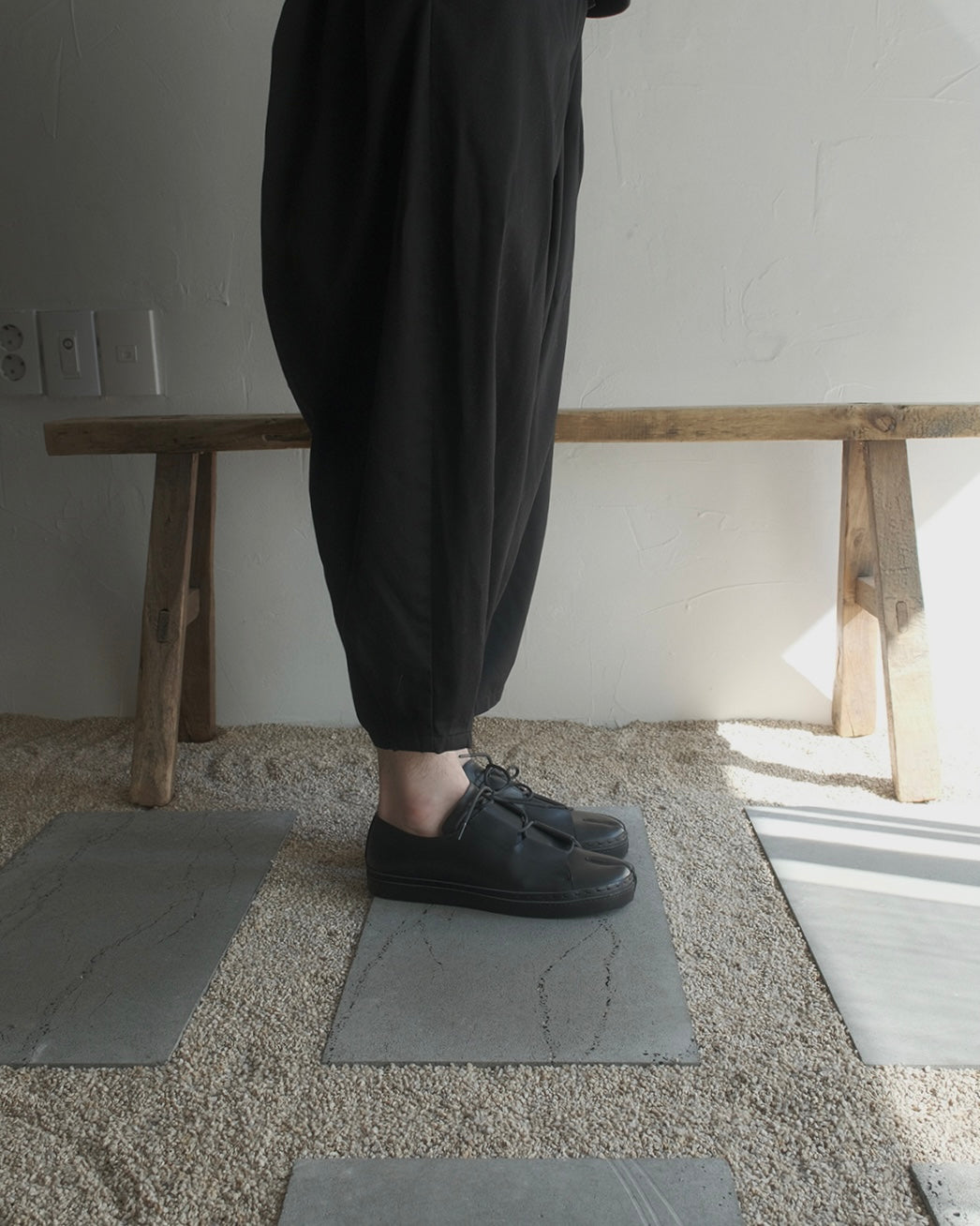 RYOMA TABI TOE BLACK LEATHER FLATS