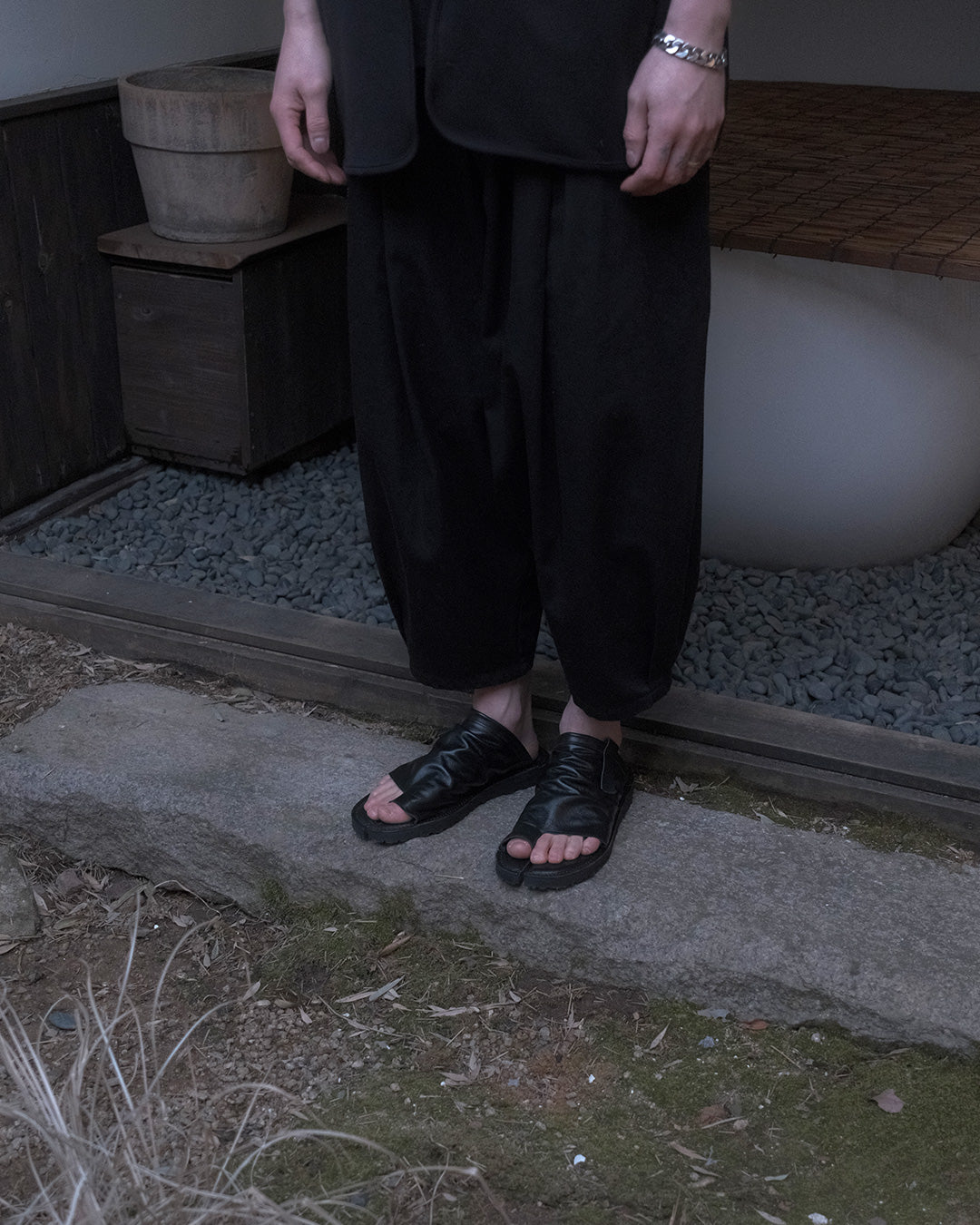 KUNOICHI BLACK CALF SKIN SANDALS